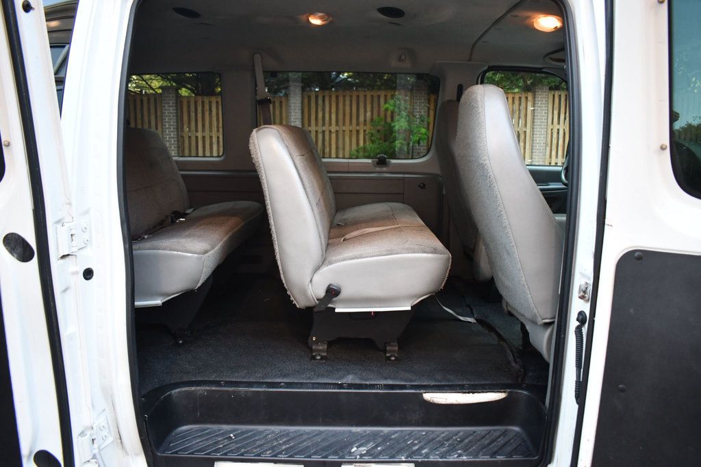 2004 Ford E-350 photo 19