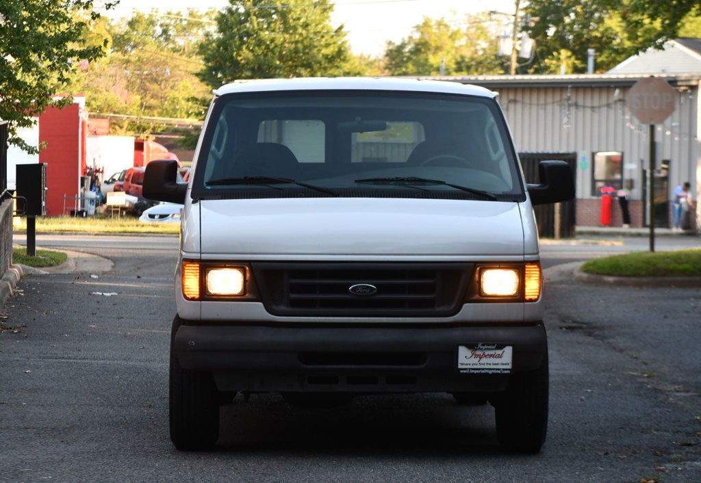2004 Ford E-350 photo 2