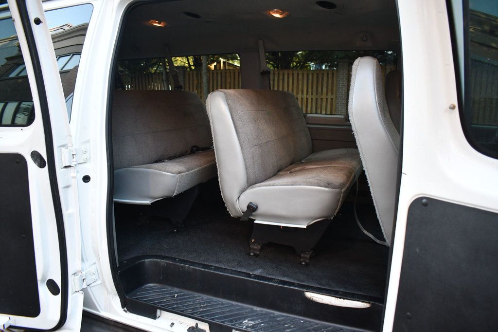 2004 Ford E-350 photo 20