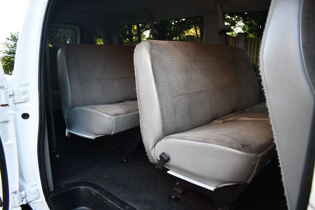 2004 Ford E-350 photo 21