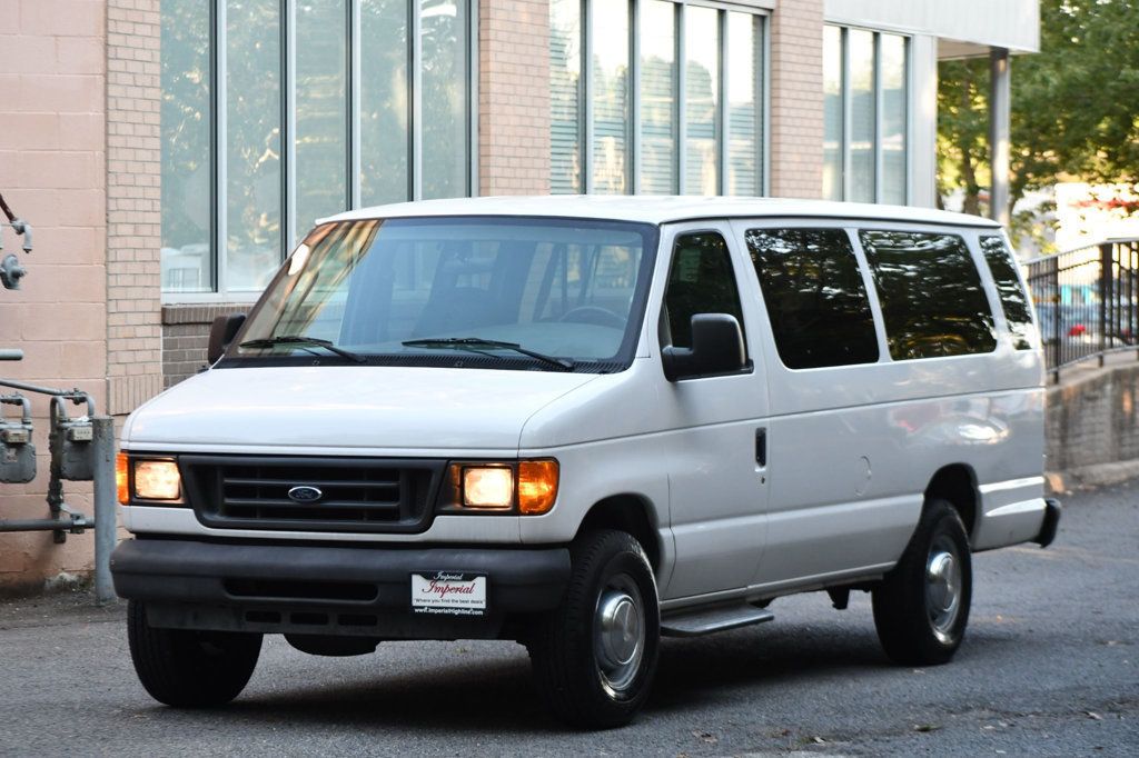 2004 Ford E-350 photo 3