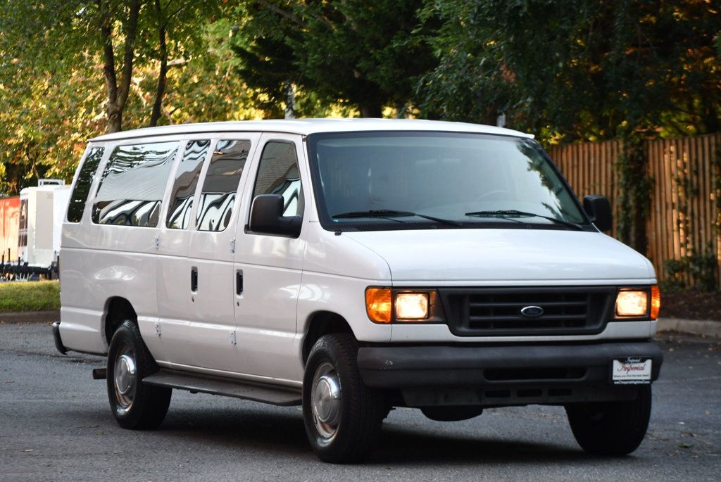 2004 Ford E-350 photo 4