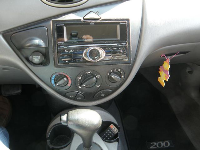 2004 Ford Focus 4dr Sedan SE - 22903313 - 9