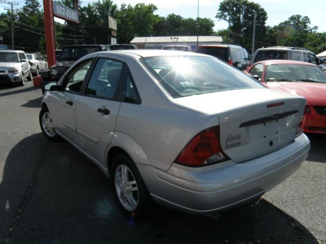 2004 Ford Focus 4dr Sedan SE - 22903313 - 2