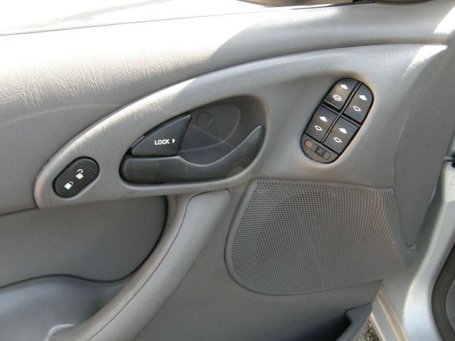 2004 Ford Focus 4dr Sedan SE - 22903313 - 8