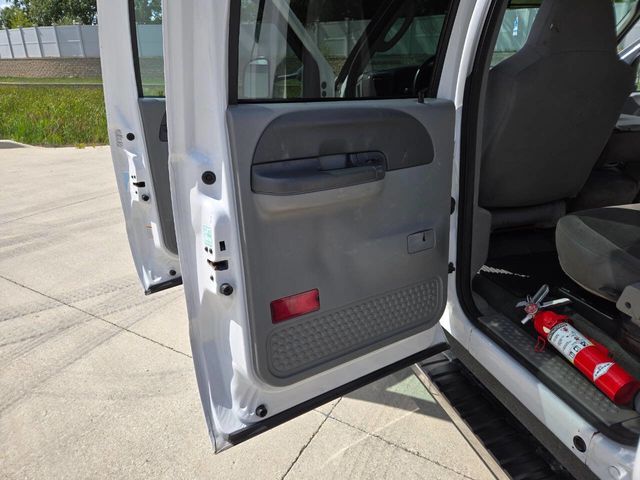 2004 Ford F-550 Super Duty 4X4 4dr Crew Cab 176.2 200.2 in. WB - 22912730 - 57