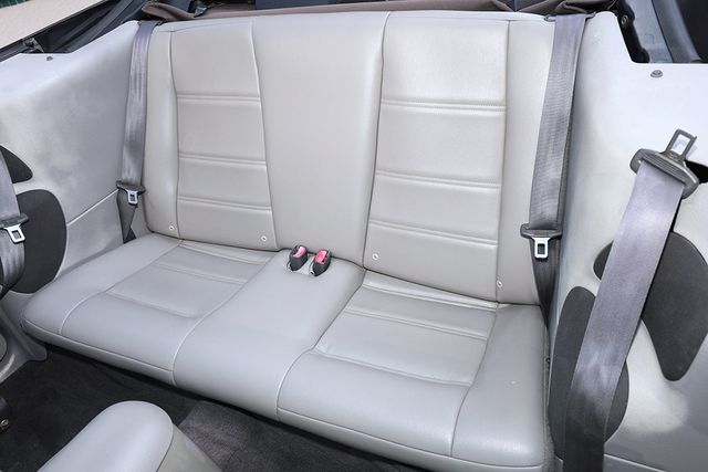 2004 Ford Mustang 2dr Convertible Deluxe - 22943427 - 33