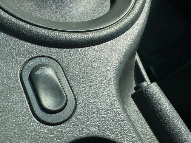 2004 Ford Mustang 2dr Convertible GT Deluxe - 22536888 - 28