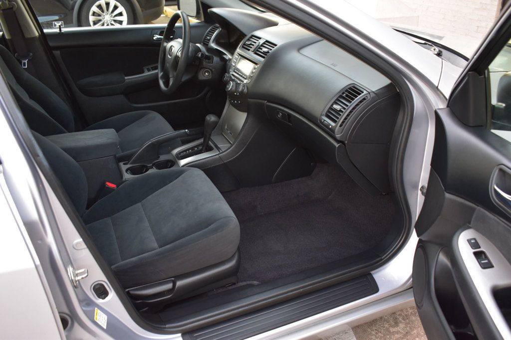 2004 Honda Accord Sedan EX Automatic - 22930289 - 18