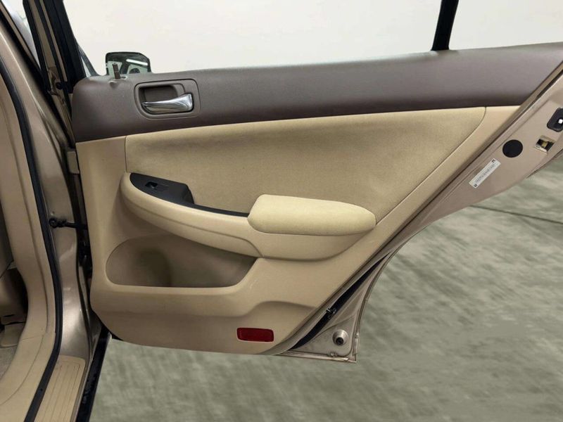 2004 Honda Accord Sedan LX Automatic - 22952370 - 15