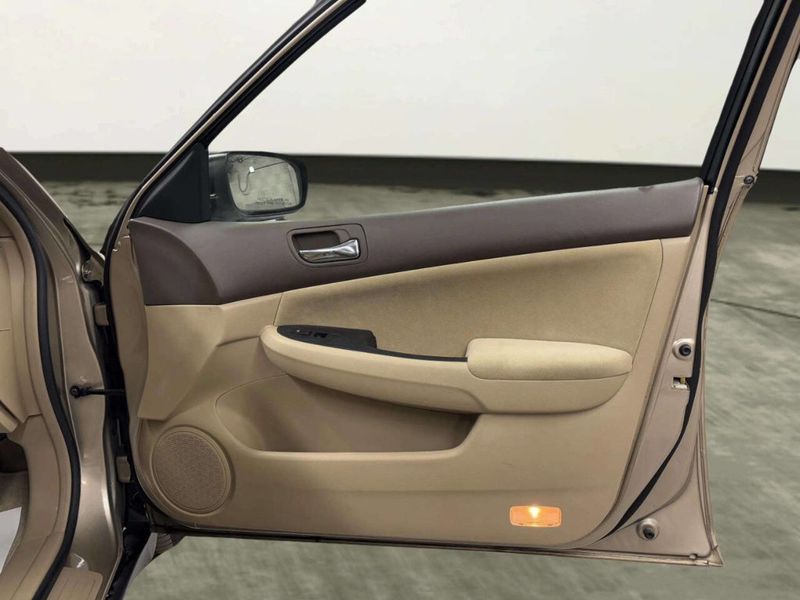 2004 Honda Accord Sedan LX Automatic - 22952370 - 17
