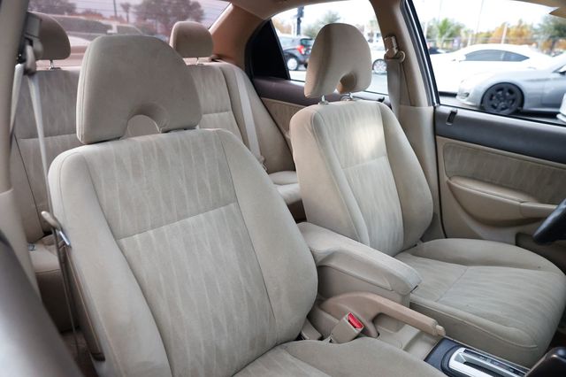 2004 Honda Civic 4dr Sedan LX Automatic - 22954486 - 18