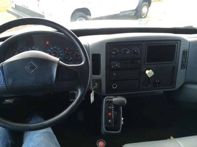 2004 International 4300 DT 466 - 13219476 - 5