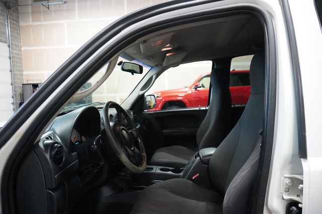 2004 Jeep Liberty 4dr Sport - 23015681 - 5