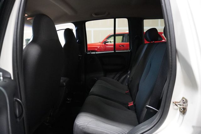 2004 Jeep Liberty 4dr Sport - 23015681 - 8