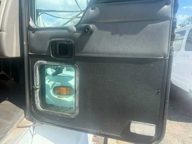 2004 Kenworth T300 22 FOOT BOX TRUCK FINANCING AVAILABLE MANUAL DRIVE MANY OTHERS IN STOCK - 22907756 - 9