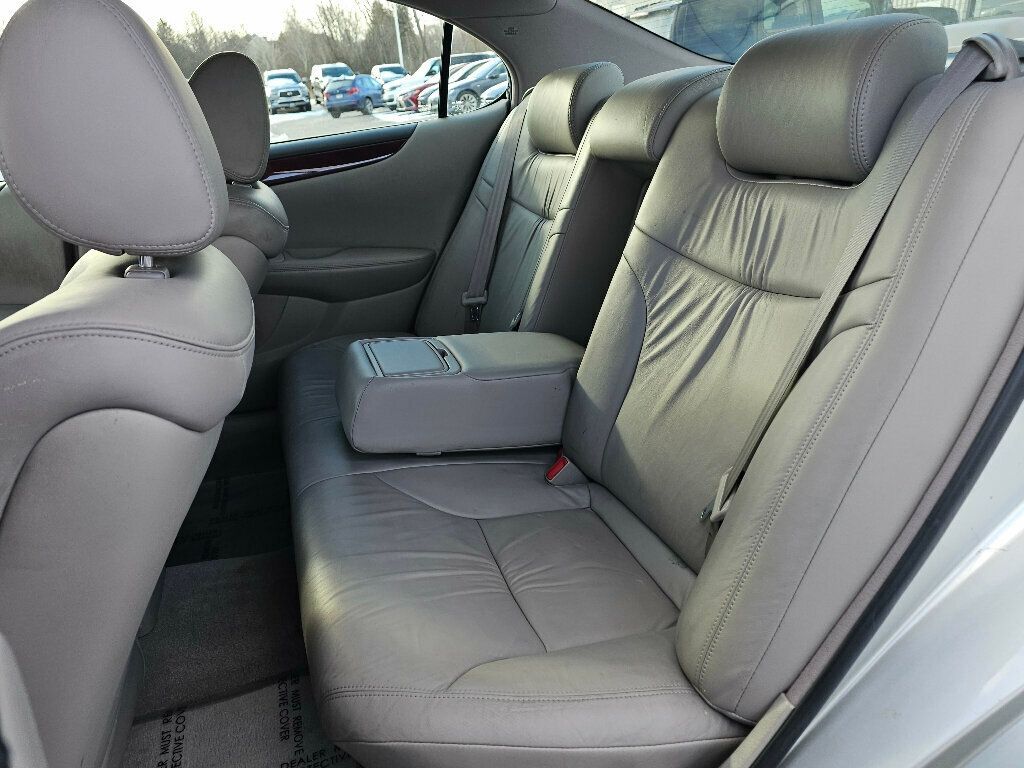 2004 Lexus ES 330 4dr Sedan - 22969918 - 17