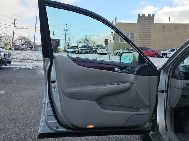 2004 Lexus ES 330 4dr Sedan - 22969918 - 18