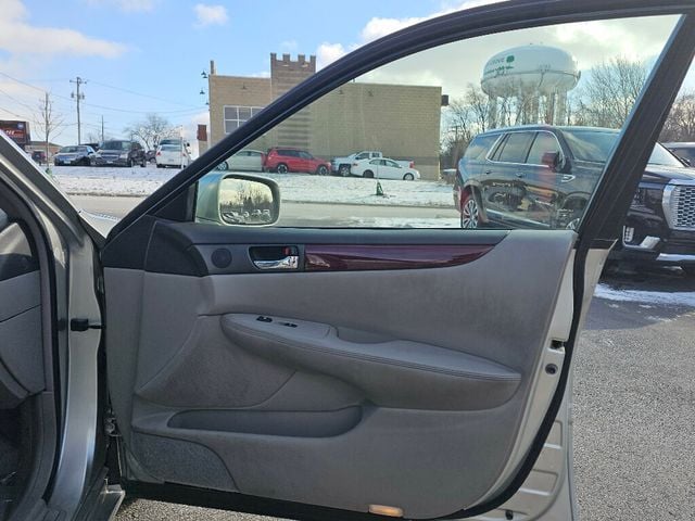 2004 Lexus ES 330 4dr Sedan - 22969918 - 19