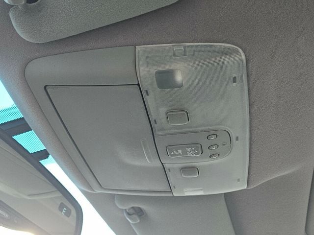 2004 Lexus ES 330 4dr Sedan - 22969918 - 33