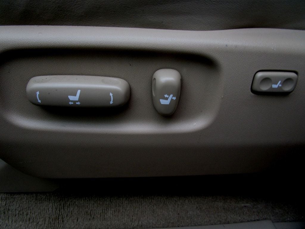 2004 Lexus GX 470 photo 25
