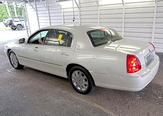 2004 Lincoln Town Car 4dr Sedan Ultimate - 23067220 - 2