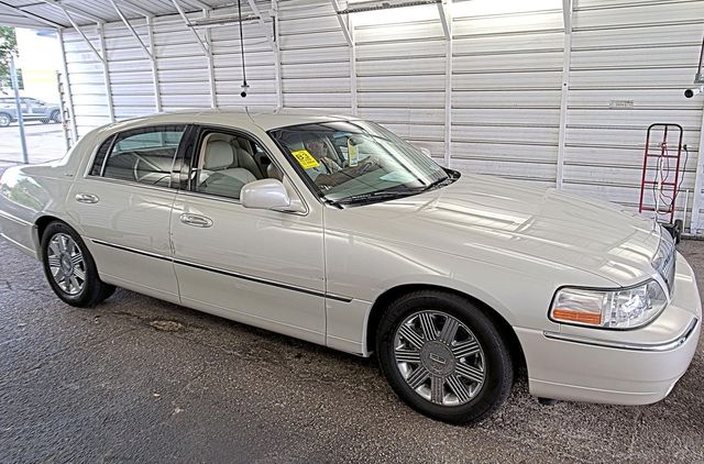 2004 Lincoln Town Car 4dr Sedan Ultimate - 23067220 - 3