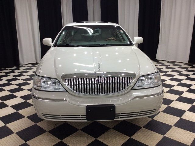 2004 Lincoln Town Car 4dr Sedan Ultimate - 22293112 - 1