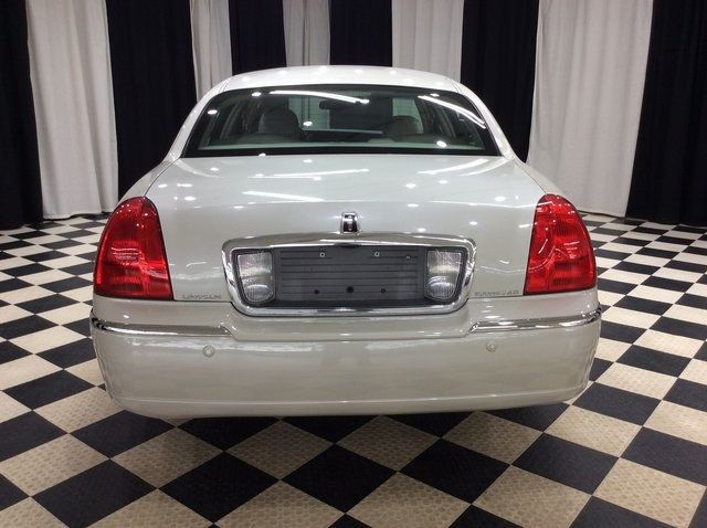 2004 Lincoln Town Car 4dr Sedan Ultimate - 22293112 - 4