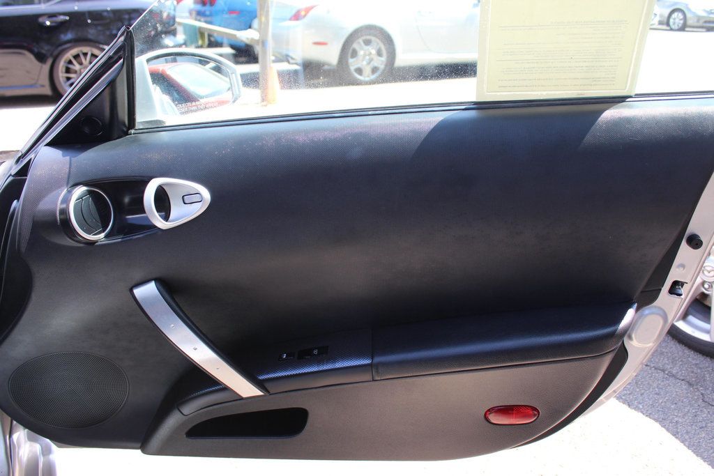 2004 Nissan 350Z Touring photo 12