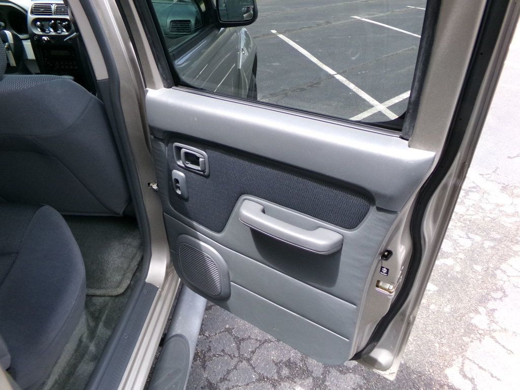 2004 Nissan Frontier 2WD XE Crew Cab V6 Automatic Std Bed - 23018174 - 5