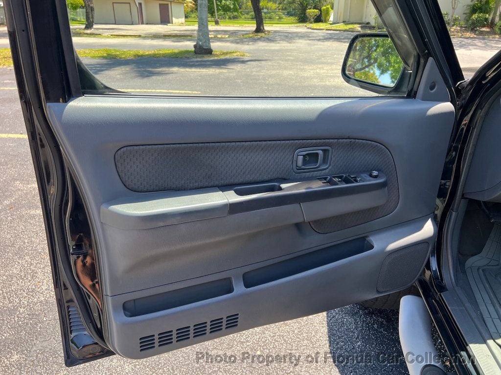 2004 Nissan Xterra SE photo 35