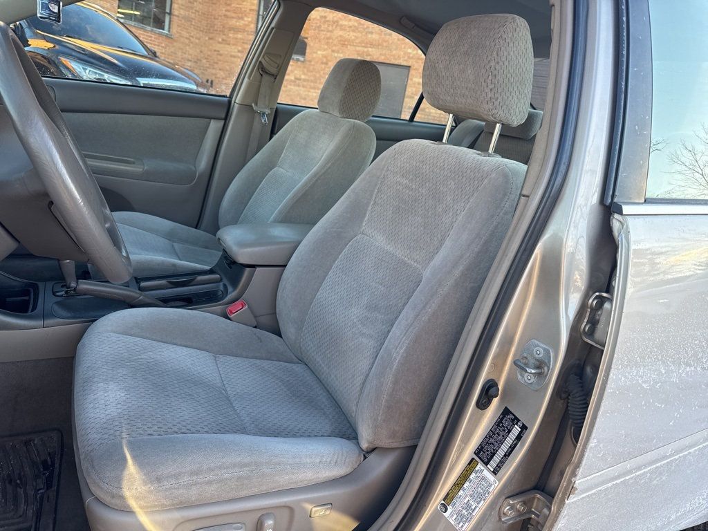 2004 Toyota Camry 4dr Sedan LE Automatic - 22975445 - 4