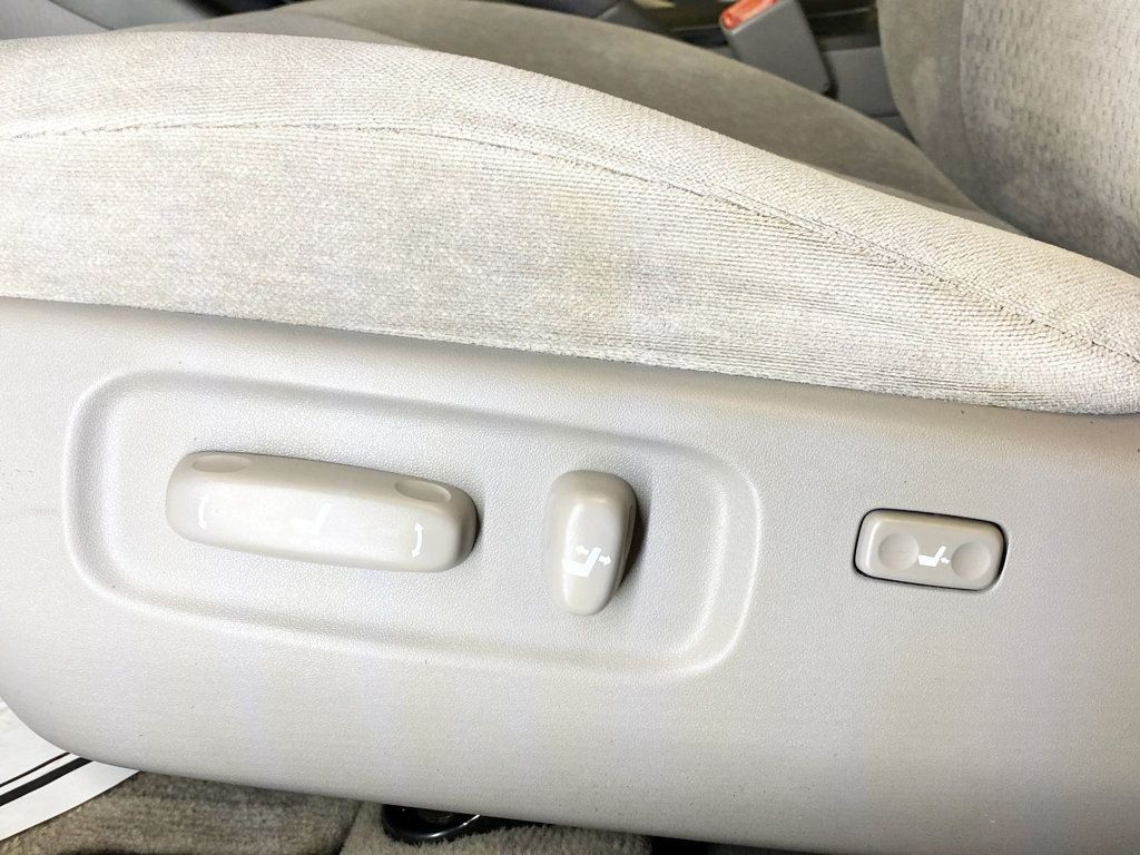 2004 Toyota Camry 4dr Sedan LE Automatic - 22937550 - 16