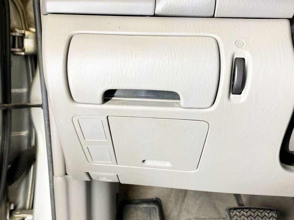 2004 Toyota Camry 4dr Sedan LE Automatic - 22937550 - 19