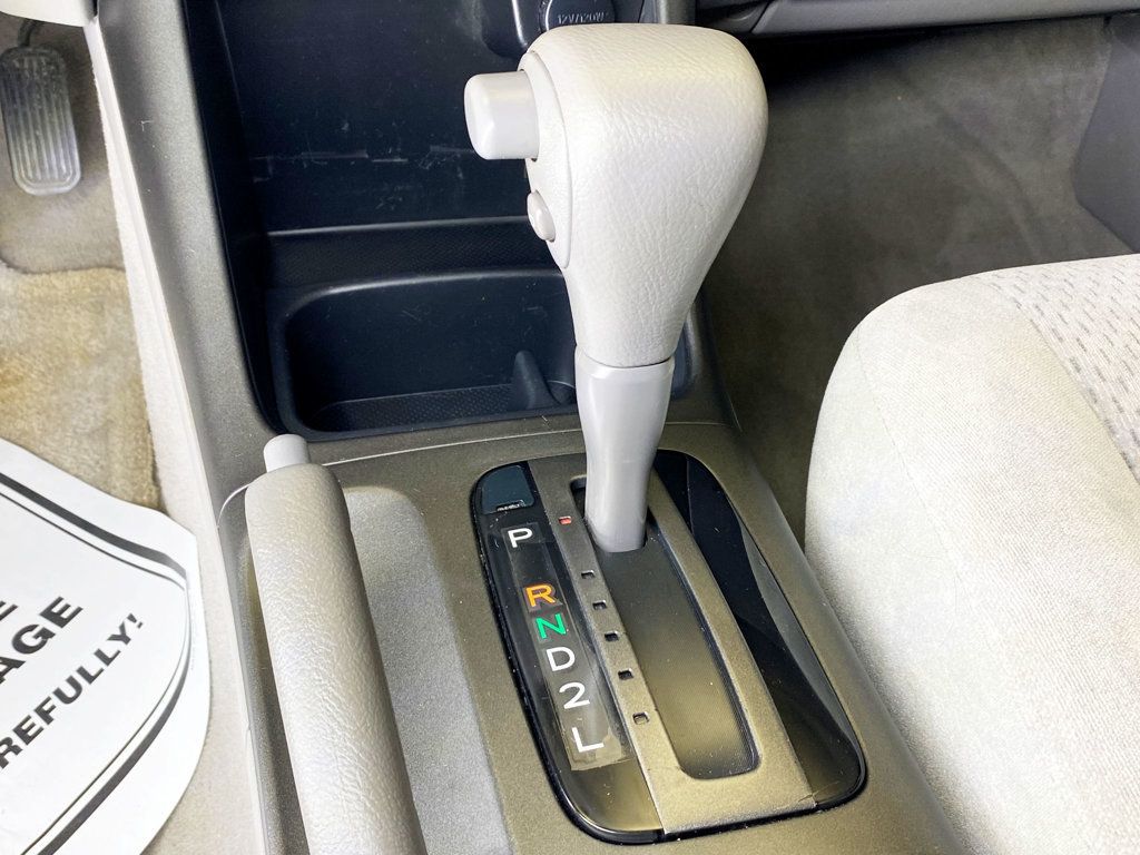 2004 Toyota Camry 4dr Sedan LE Automatic - 22937550 - 29