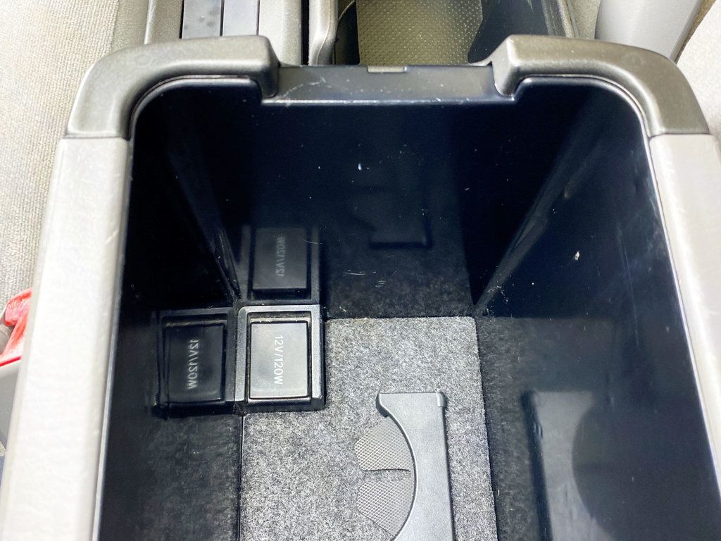 2004 Toyota Camry 4dr Sedan LE Automatic - 22937550 - 32