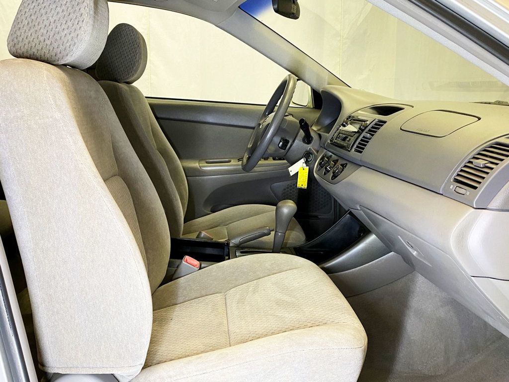 2004 Toyota Camry 4dr Sedan LE Automatic - 22937550 - 35