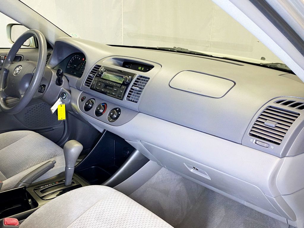 2004 Toyota Camry 4dr Sedan LE Automatic - 22937550 - 36
