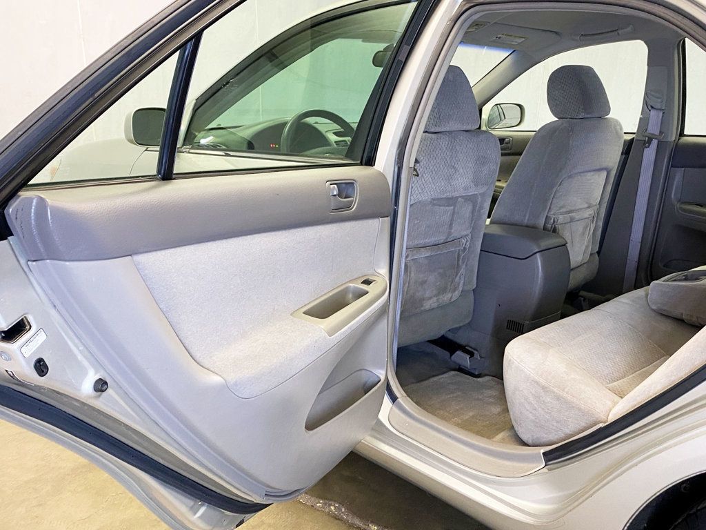 2004 Toyota Camry 4dr Sedan LE Automatic - 22937550 - 41