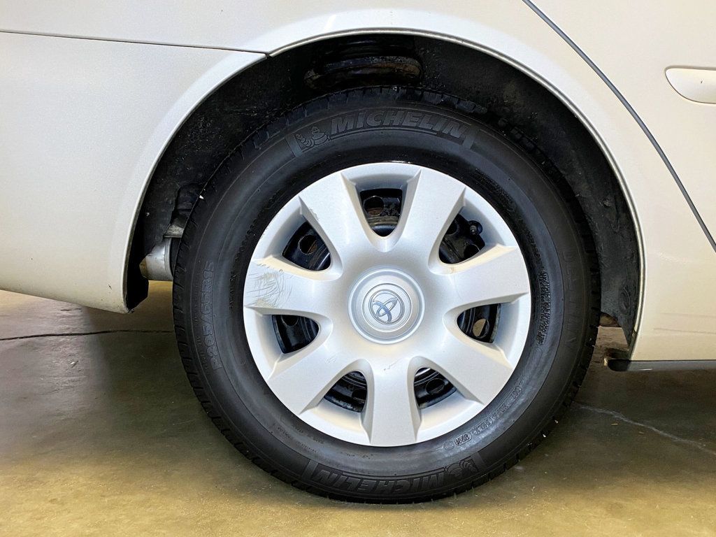 2004 Toyota Camry 4dr Sedan LE Automatic - 22937550 - 49
