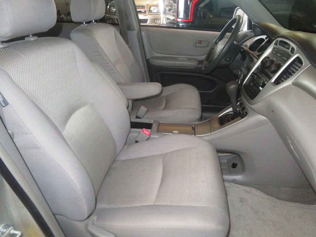 2004 Toyota Highlander 6CYLINDER AWD EXTRA CLEAN HIGHLANDER 2OWNER  3RD ROW SEATING  - 23043106 - 30