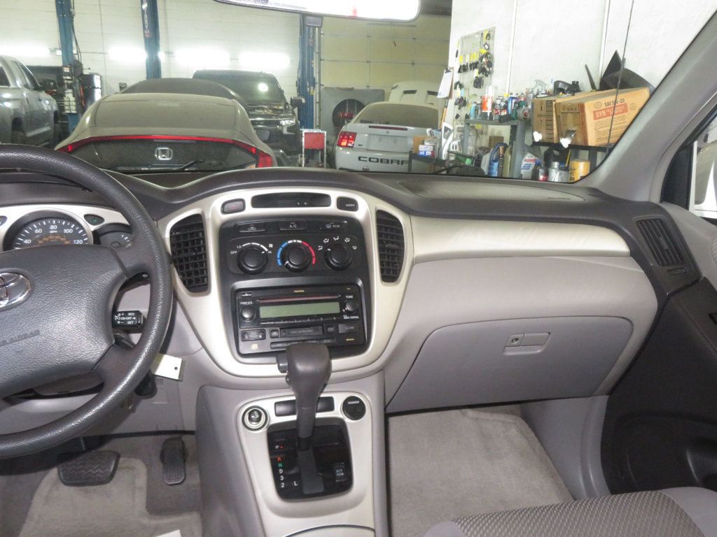 2004 Toyota Highlander 6CYLINDER AWD EXTRA CLEAN HIGHLANDER 2OWNER  3RD ROW SEATING  - 23043106 - 32