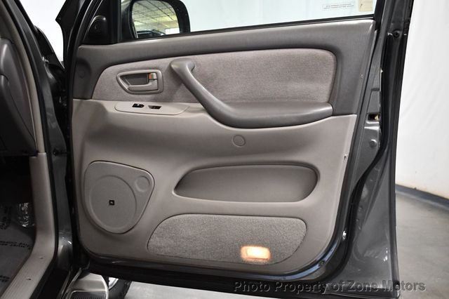 2004 Toyota Sequoia 4dr SR5 4WD - 23047138 - 12