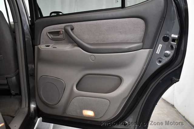 2004 Toyota Sequoia 4dr SR5 4WD - 23047138 - 17