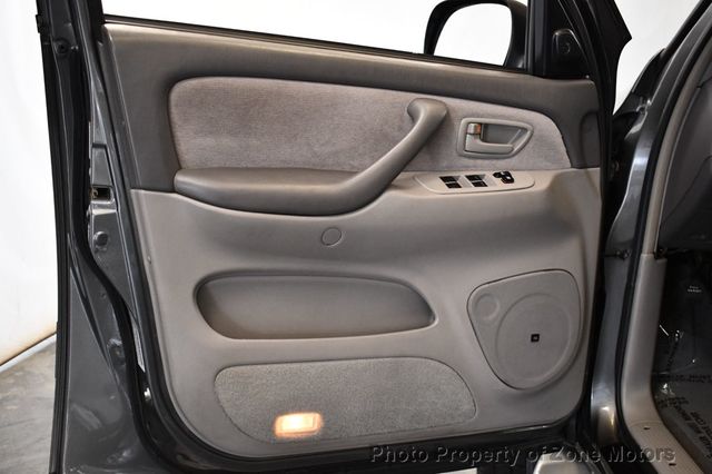 2004 Toyota Sequoia 4dr SR5 4WD - 23047138 - 6