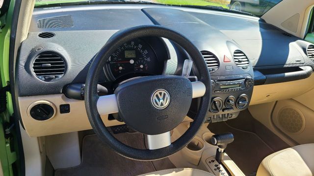 2004 Volkswagen New Beetle Coupe 2dr Coupe GLS Automatic - 22156633 - 10