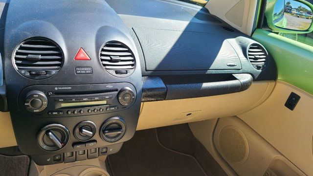2004 Volkswagen New Beetle Coupe 2dr Coupe GLS Automatic - 22156633 - 11