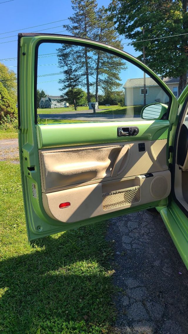 2004 Volkswagen New Beetle Coupe 2dr Coupe GLS Automatic - 22156633 - 12