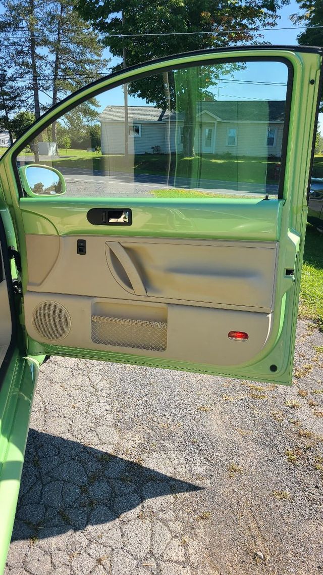 2004 Volkswagen New Beetle Coupe 2dr Coupe GLS Automatic - 22156633 - 14